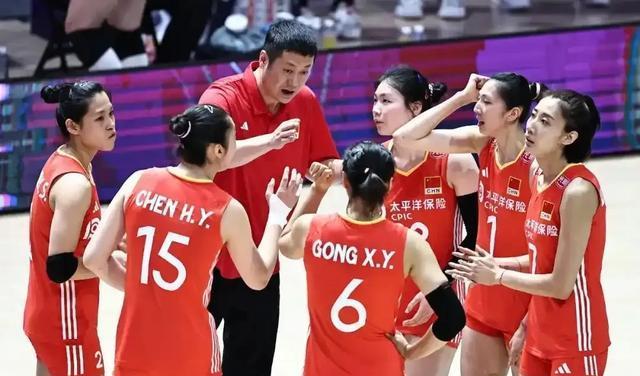 中国女排在比赛中受伤退赛，勇士主帅表示担忧